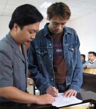 黄渤：高虎：撞死灯光师，电死装修工，吸毒入狱被封杀，如今身价过亿