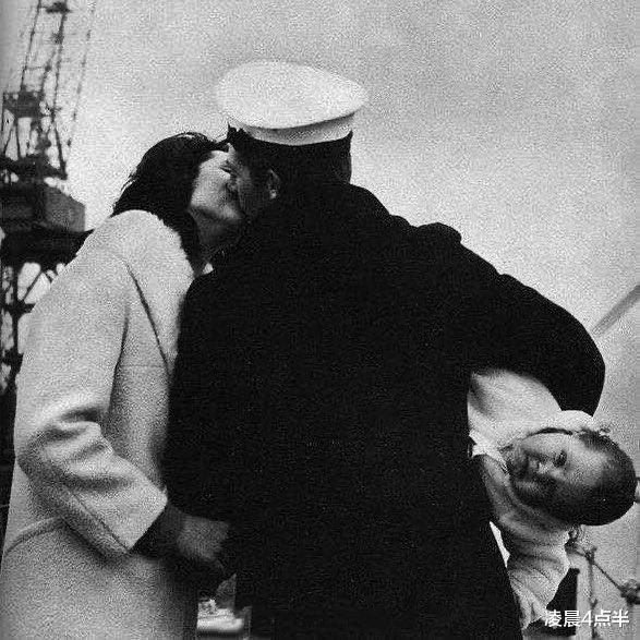 狮子|被关进狮子笼中的德国鬼子，趴在机枪旁抽烟的女兵，5张历史老照片