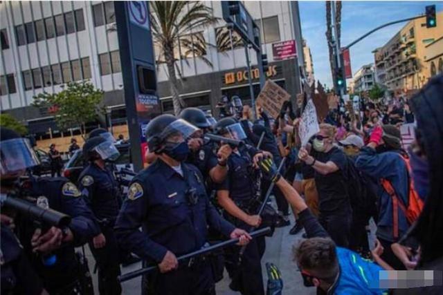 迈克·蓬佩奥|突然轮到美国被制裁！蓬佩奥脸色挂不住了：呼吁取消惩罚措施