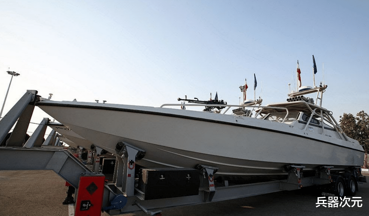 军舰■112艘军舰抵达海峡，警告美军立即撤离，航母舰队被堵在海湾外