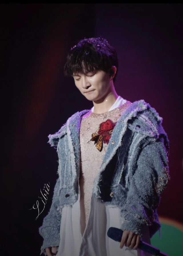 任嘉伦：《歌手》第八期周深选曲好大胆，仗着无人奇袭放飞自我，周深：少管我