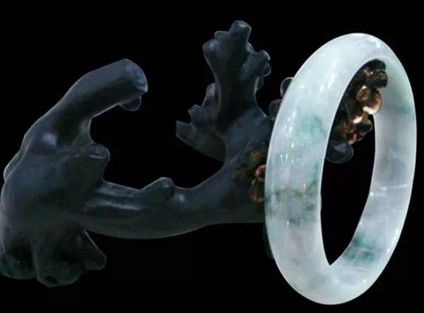 翡翠■商家亮出“镇店之宝”切开后成为笑柄？32支飘花手镯翻盘了！