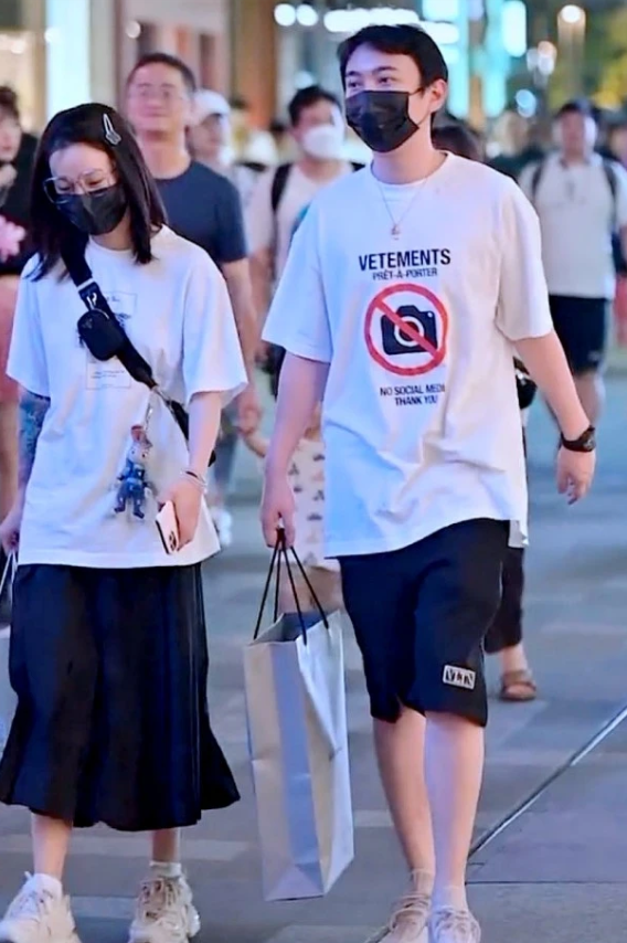 王思聪|王思聪带宋美娜酒吧玩,新女友抽烟姿势老练,用烟头指镜头很豪横