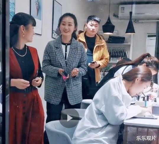五条人|大衣哥儿媳妇进入网红界：带大衣嫂一起做直播，婆媳配合很默契