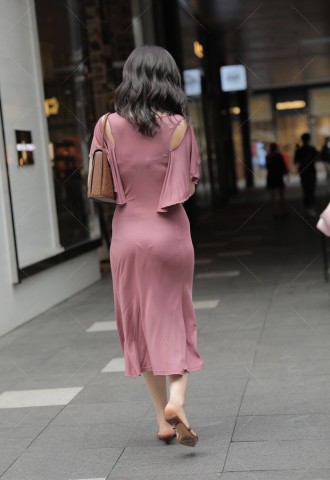 穿衣搭配|美女穿搭粉色裹身裙格外有魅力，上衣设计搭配短发气质和魅力双赢