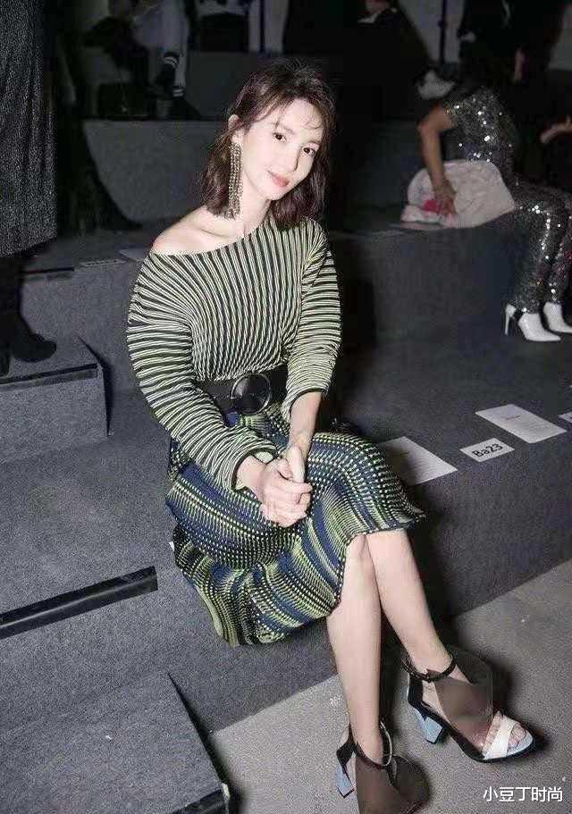 穿衣搭配|金晨到国外真“洋气”，穿绿色连衣裙配粗腰带，半马尾减龄又气质