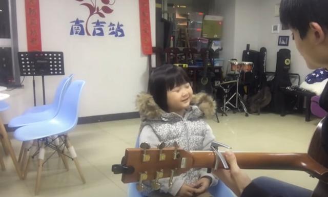 「吉他」6岁，她一个人组了一支乐队，用“奶嗓”唱哭世界 | 原创