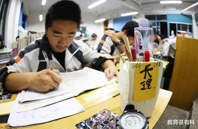 「高考」为什么中考能宣布延期1个月，而高考延期仍不确定？原来是这样