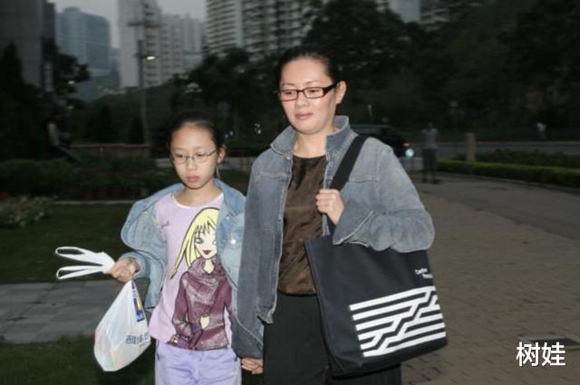 李丽珍@54岁李丽珍自掏腰包花千万为女儿买房，23岁许倚榕颜值高遗传母亲