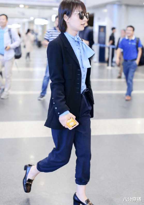 西装@吴昕终于摆脱“土味感”，黑西装配衬衫走机场干练利落，气场全开
