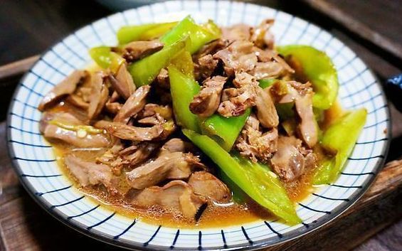 鸡心■自己烧了几道家常菜，味道美滋滋，简单易学，家人都爱吃