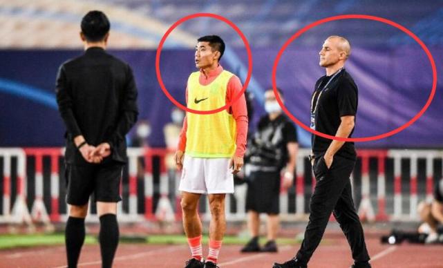 广州恒大|怒了！恒大遭弱旅连灌2球，郑智这举动让人心疼：比卡帅更像主帅