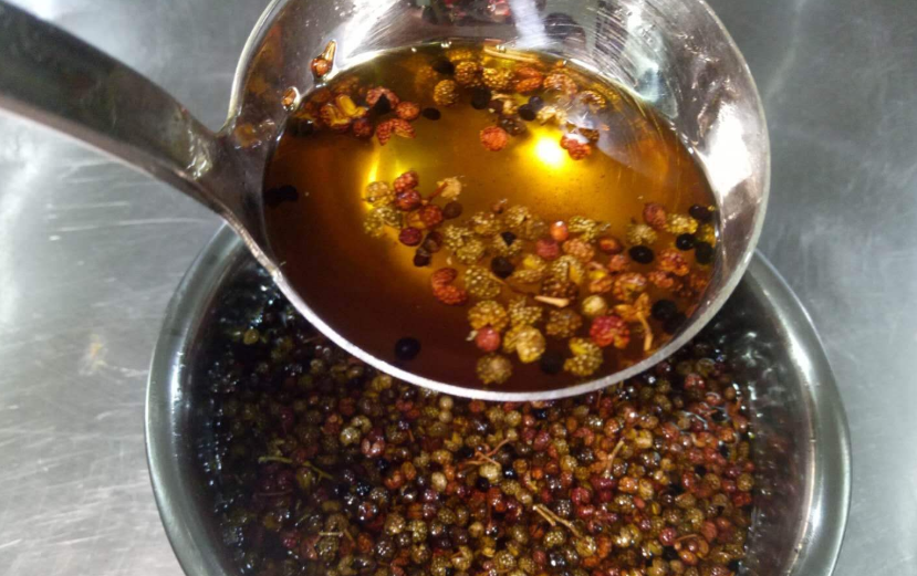 「」炸花椒油，多数人直接用油炸！第一步就错，难怪不麻不香，苦味重