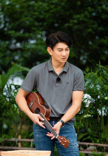 李冰冰|50岁吴奇隆胖着玩呢？瘦身成功帅出新高度，现身机场走出超有范