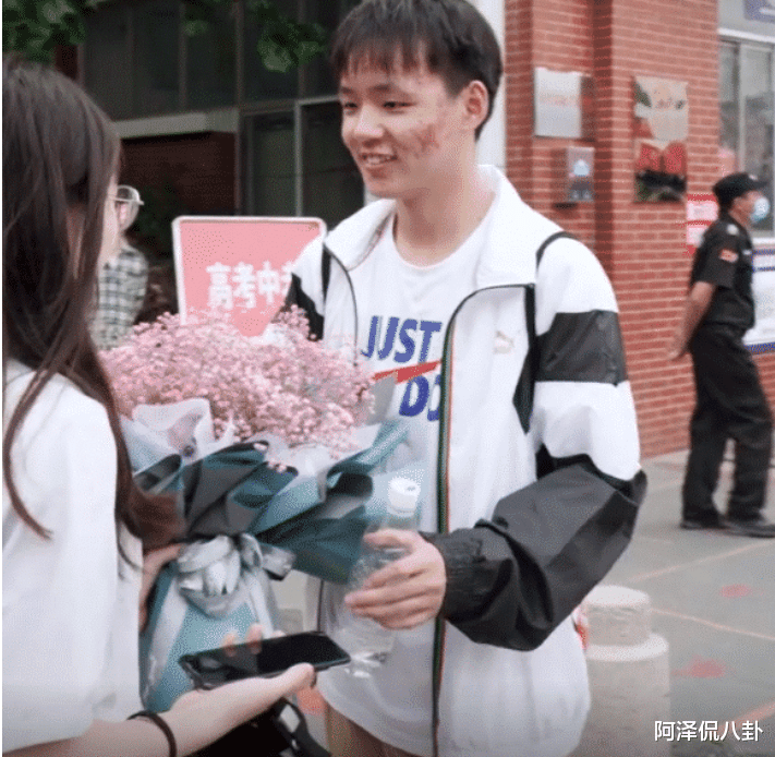 高考|考场外“最美等候”火了,手捧花的花语表明一切,网友:真实酸了!