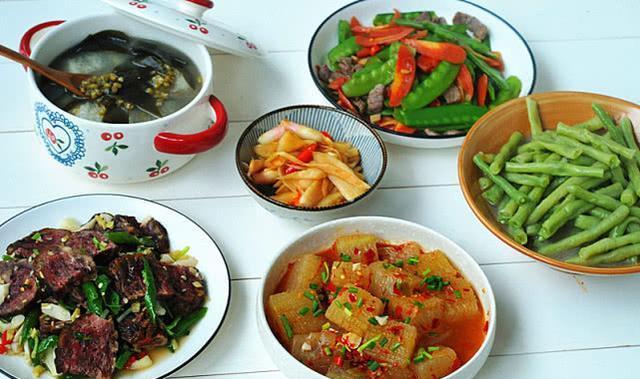 []5.1回老家，妈妈家一日三餐变成了这样，害得我“有家不敢回”！