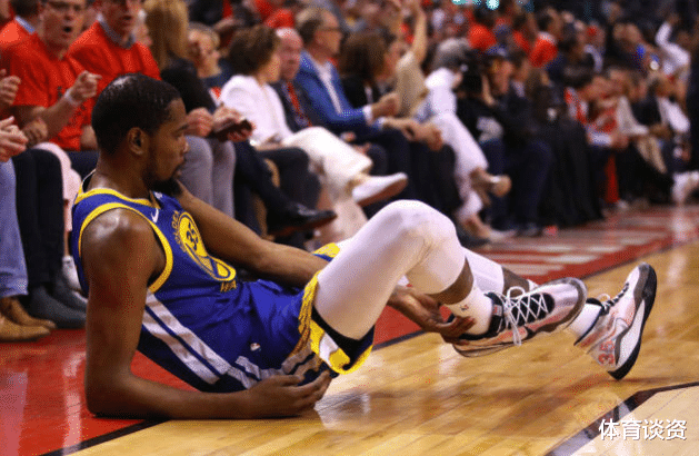 罗伯特|易建联受伤太像杜兰特！20倍慢镜头回放对比：回头看+蹲下捂跟腱