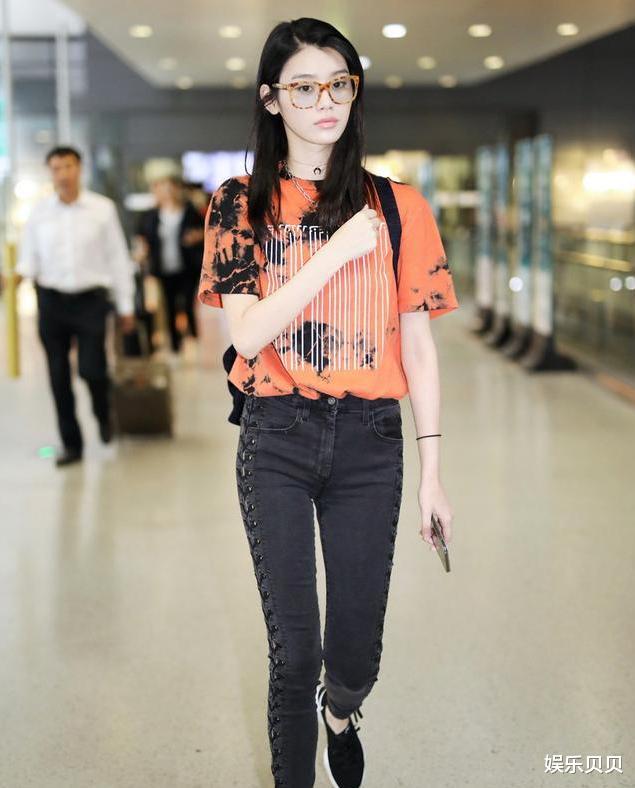 [奚梦瑶]阔太奚梦瑶近照曝光，扎高马尾穿橘色卫衣显活力，31岁嫩成21岁了