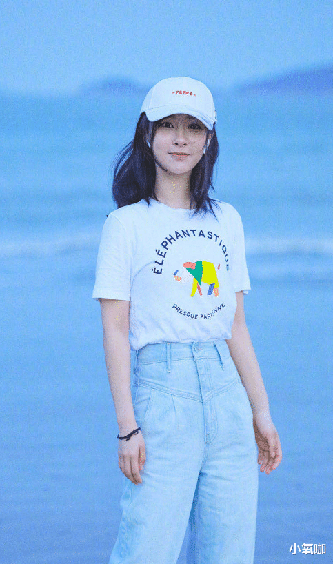 「发型」被杨紫新发型美到，留长发海边拍照，瘦成锥子脸颜值高