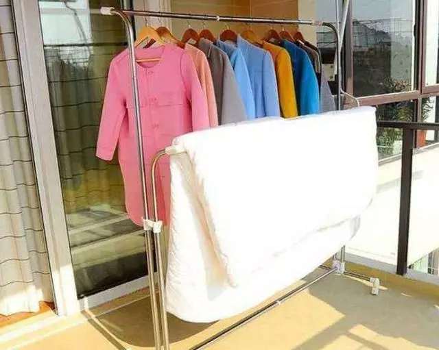 「」阳台别再装晾衣杆！聪明人“这样”装修，内行人都夸赞，实用美观