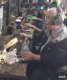 视觉志|智能机，难不倒2.5亿中国老人。