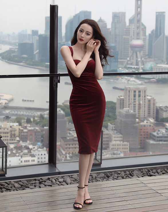 迪丽热巴|迪丽热巴披肩发型和丸子头的差距,刘海梳起,气质与众不同