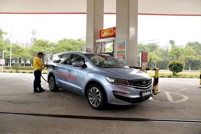 比亚迪汉|15万元左右空间大还超省油，这些SUV和轿车都很值得推荐