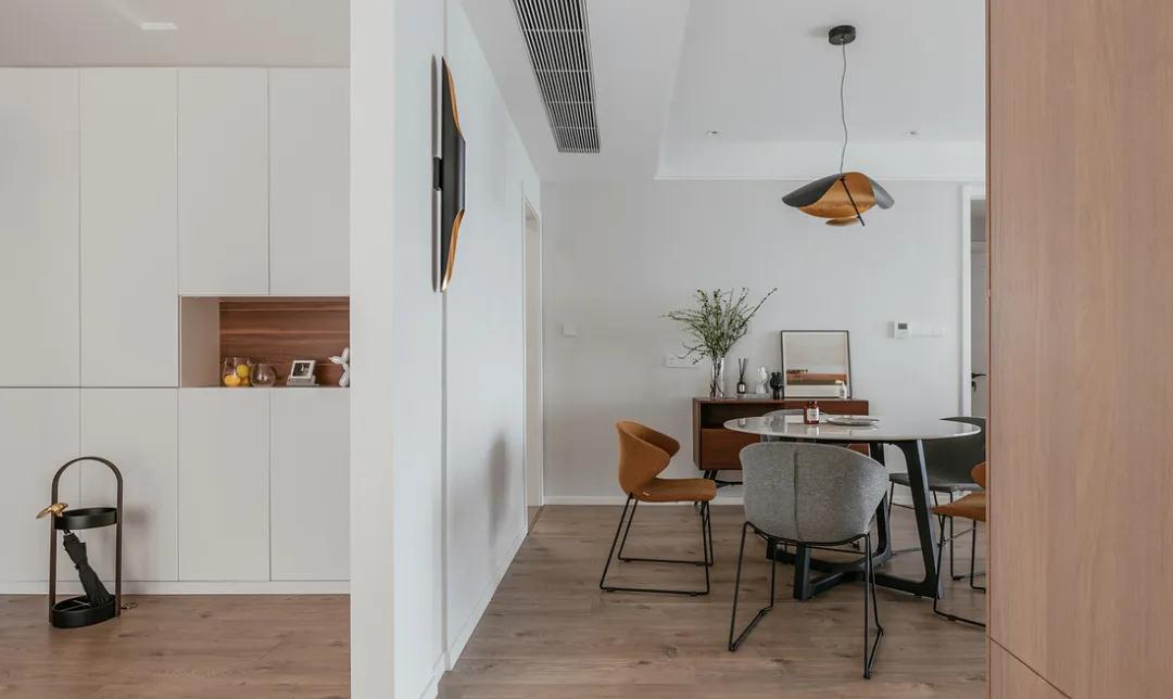 ：进门就是客厅和餐厅的户型，怎样设计玄关？