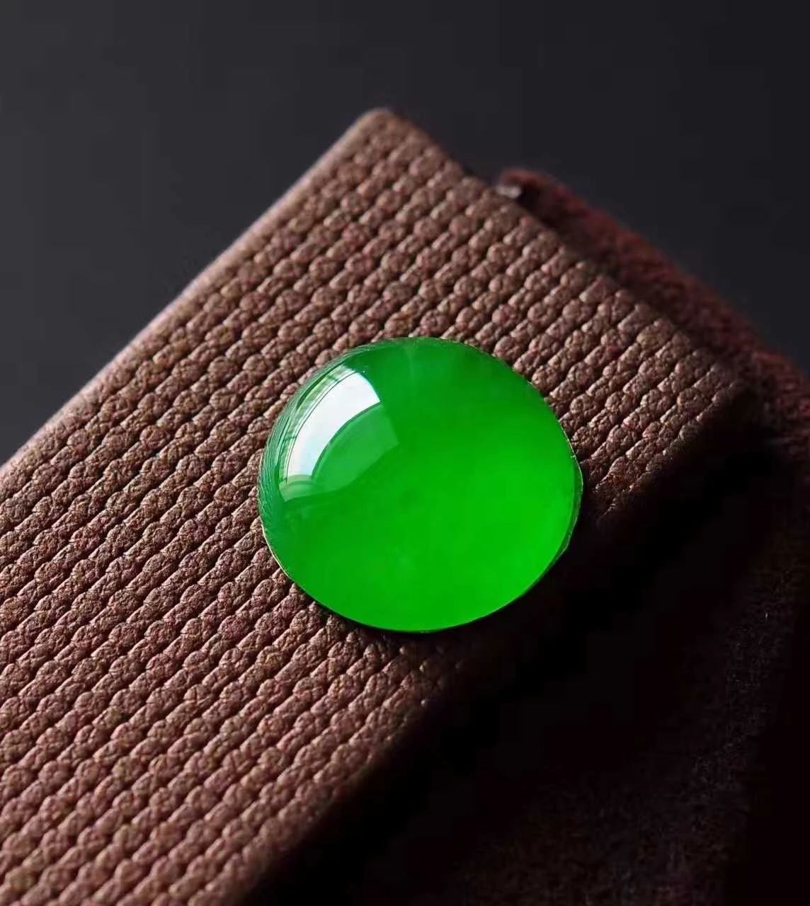 [翡翠]在选购翡翠时，是镶嵌的好还是裸石好？看完你就明白了