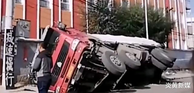 货车|两名女子不慎被“活埋”致死！满载数十吨沥青货车发生侧翻，沥青倾泻一空