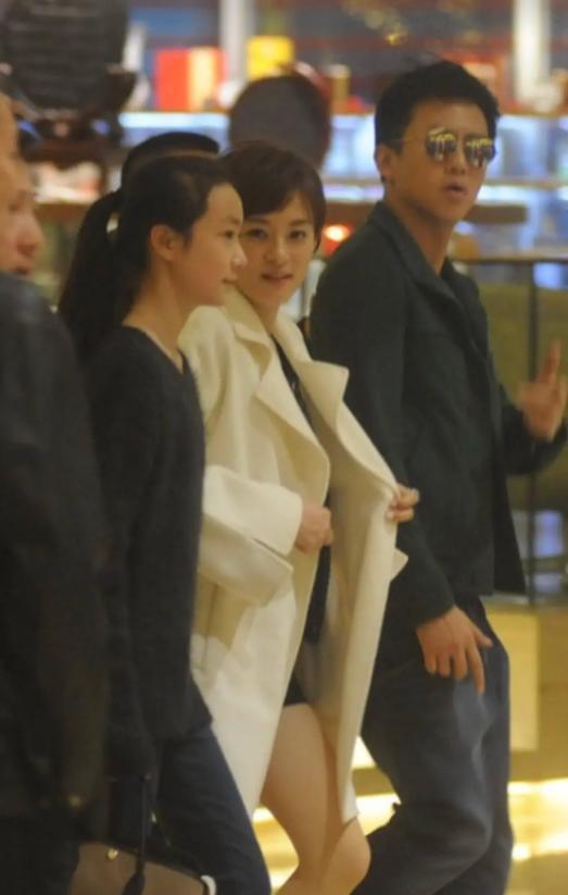 郭富城|方媛被记者堵住一脸无措，郭富城来救她，她缩在老公怀里要吓哭了