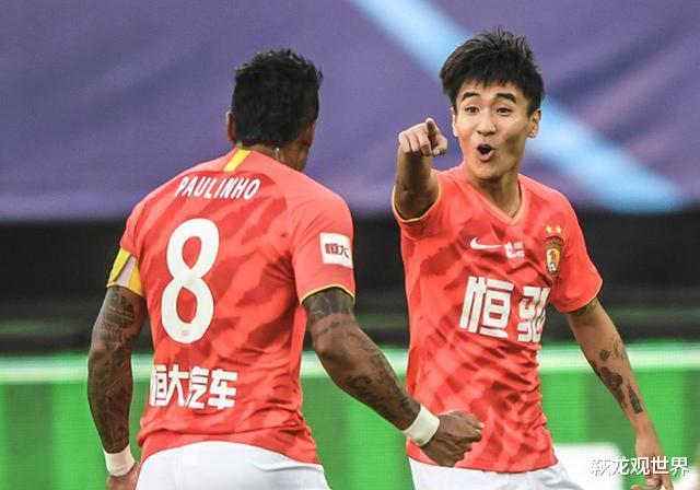 韦世豪|进两球也别飘！韦世豪乐呵呵下场跟卡帅握手，卡帅却根本没搭理他