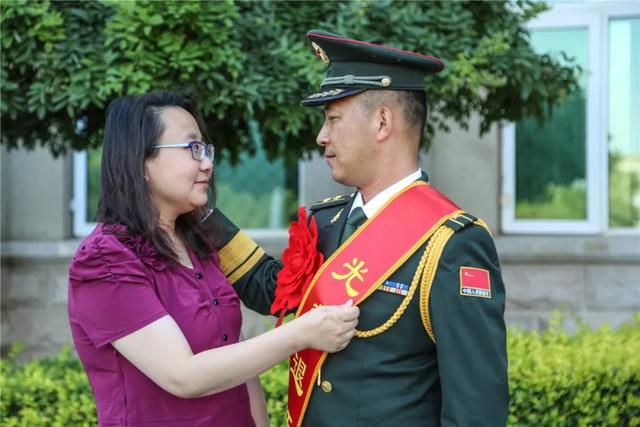 ##罕见！82集团军某旅上尉夫妻一起脱军装，携手退出现役