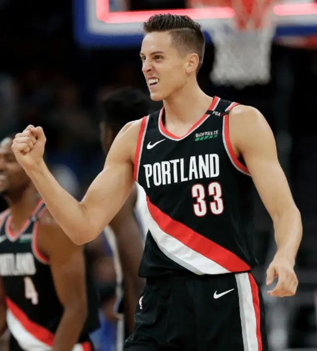 达米恩·利拉德|手指脱臼+腰椎骨折+赛季报销！利拉德太难了，恐要被湖人4-1翻盘