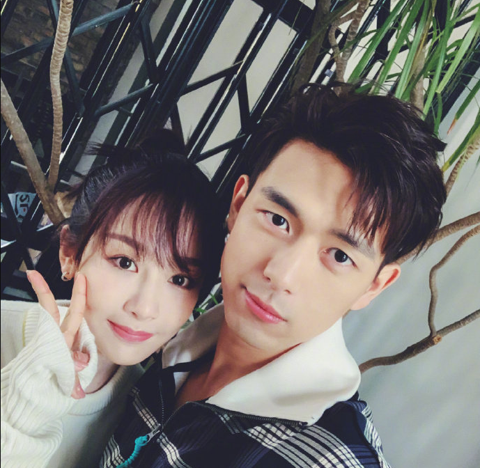 杨紫:李现杨紫晒合照官宣!童颜夫妇领证完婚?粉丝:愿望成真