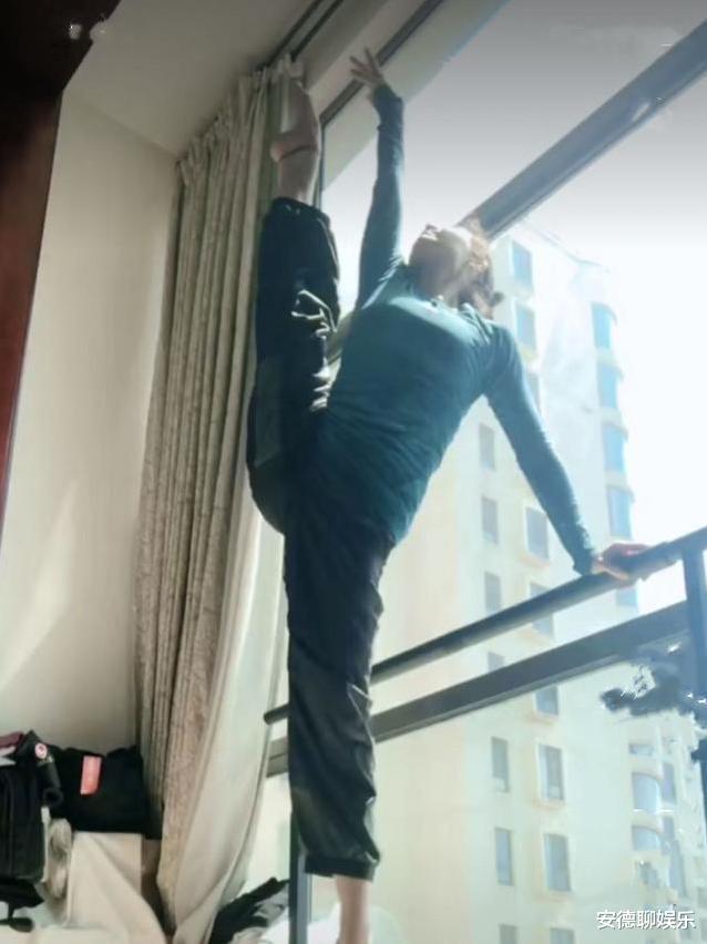 「王小蒙」\王小蒙\待业在家，裤子穿了8年打满补丁，曝光简陋家庭情况？