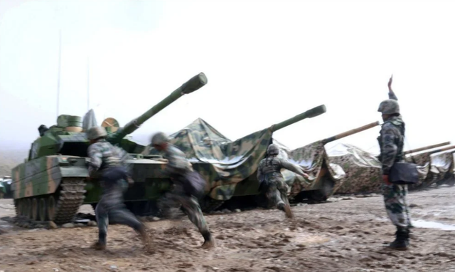 「高原」释放出战争信号！大批15式轻坦集结高原，高海拔作战性能显露无疑