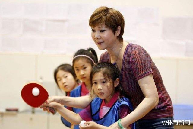 「曹燕华」国乒世界冠军近况，23岁成就大满贯后退役，现任老公是前夫队友