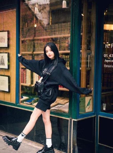 「杨超越」杨超越不愧是“村花”，扎双马尾穿制服裙，这腿是被天使吻过吗