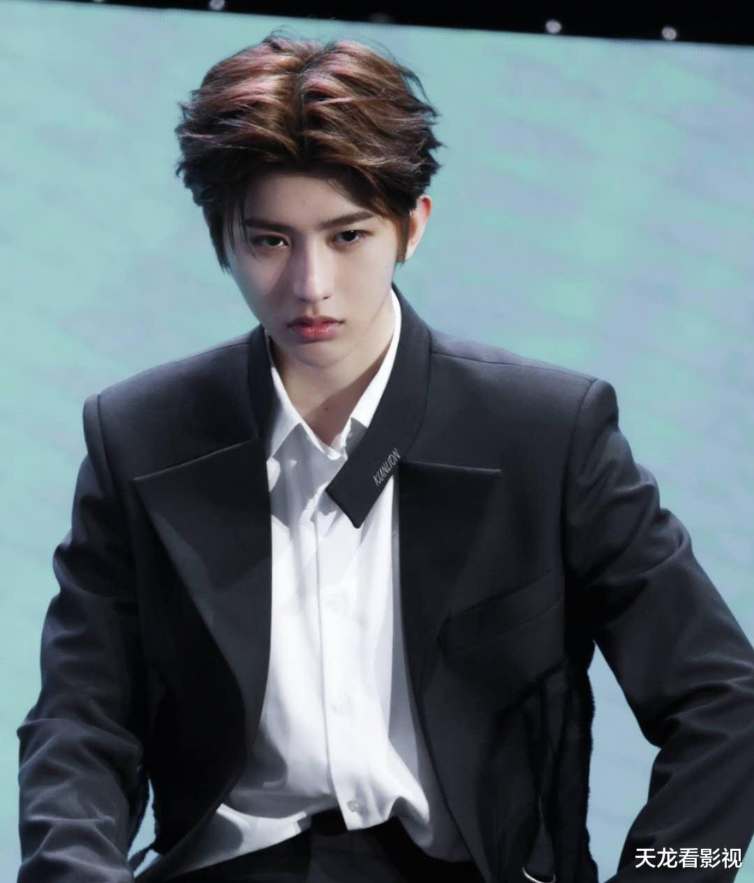 蔡徐坤|粉丝间的对决!蔡徐坤黄明昊同台录综艺,场外应援battle已开启