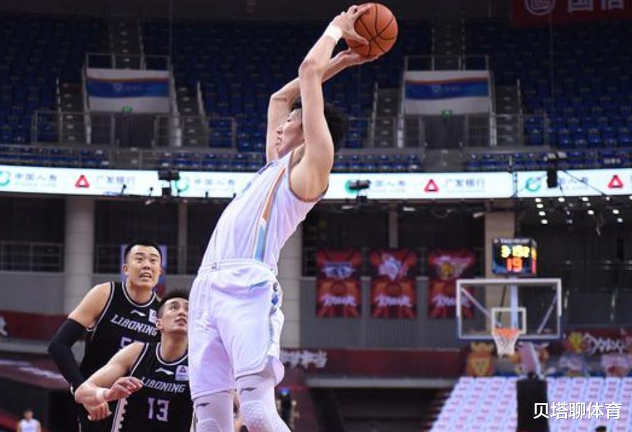 新疆男篮|新疆28分惨败辽篮后，官博沦陷了！球迷怒喷：周琦是CBA的大笑话