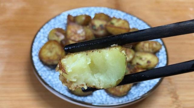 「土豆」土豆和它一起炒是“天然泻药”，隔天排出黑臭宿便，口臭没有了