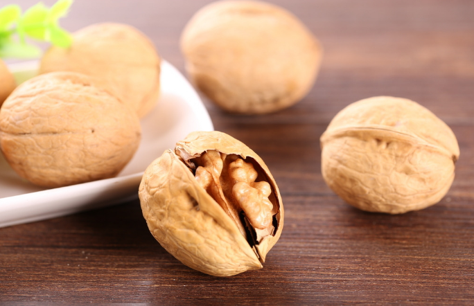 【胆固醇】揭秘：吃核桃有什么好处，什么时间吃核桃最好？