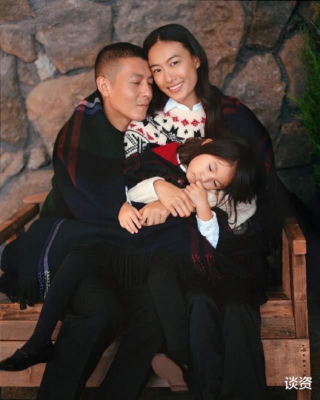张钧甯|撒狗粮!陈冠希晒一家三口照,面容沧桑显老,女儿乖巧可爱颜值高
