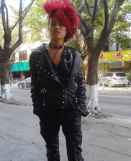 杀马特|11岁男孩当年创建\杀马特家族\，因太帅被富婆看中，如今怎样了