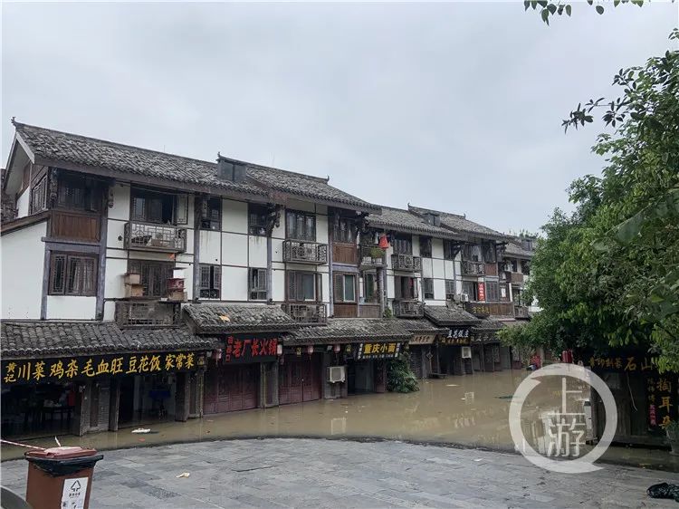 重庆晚报|直击两江洪水:朝天门门洞、渝尔代夫、洪崖洞车库被淹...