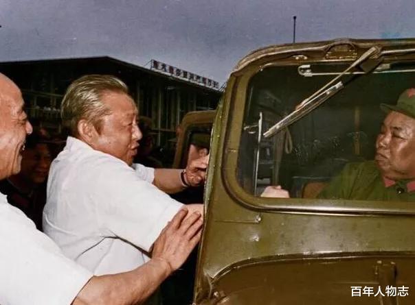 许世友|许世友将军的葬礼：一千多辆轿车排成长龙，撼动南京城