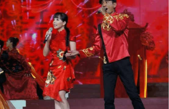 「春晚」当初“冒充”农民走红上春晚，娶了超女老婆，身份曝光后惨遭央视封杀