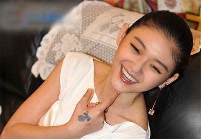 大S|大S突然暴瘦惊艳网友，红唇尖下巴，像极了青春少女