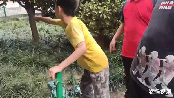 猛犸视频|孩子们一脚踢飞足球，捡球时竟发现一堆被盗窃赃物